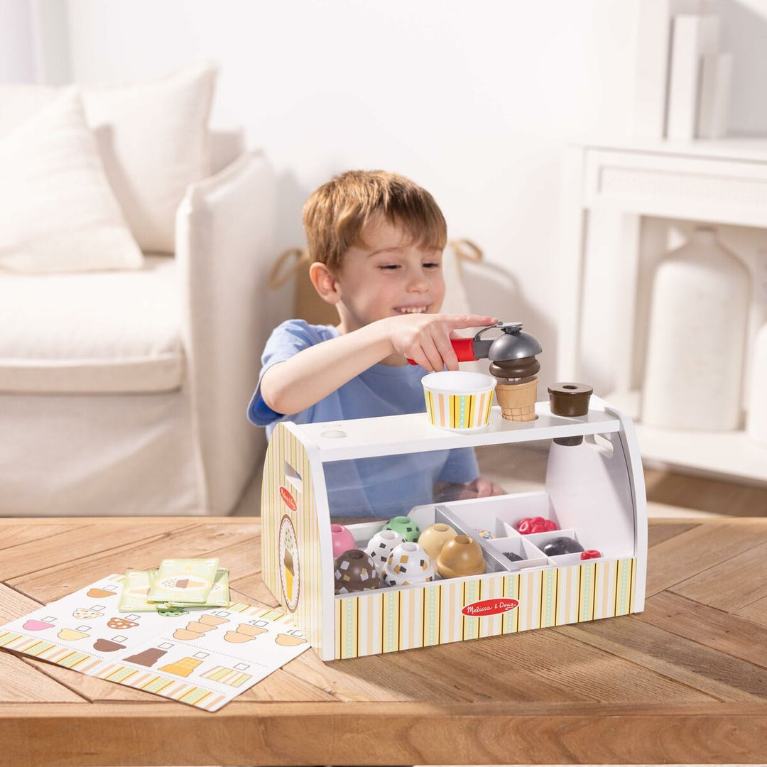 Action Figure Melissa & Doug