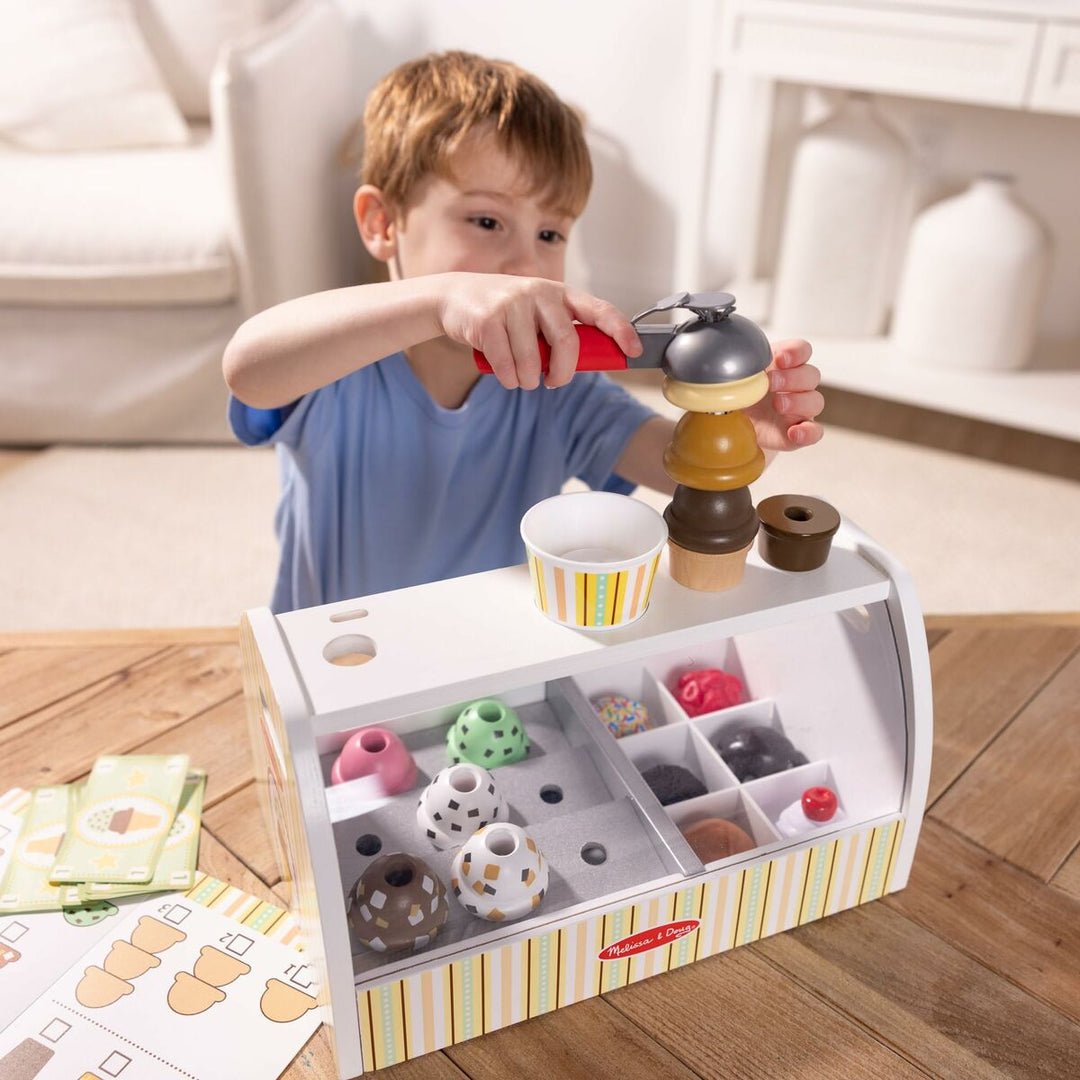 Action Figure Melissa & Doug