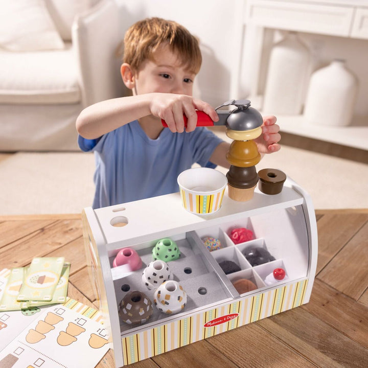Action Figure Melissa & Doug