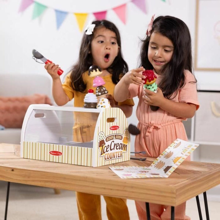 Action Figure Melissa & Doug